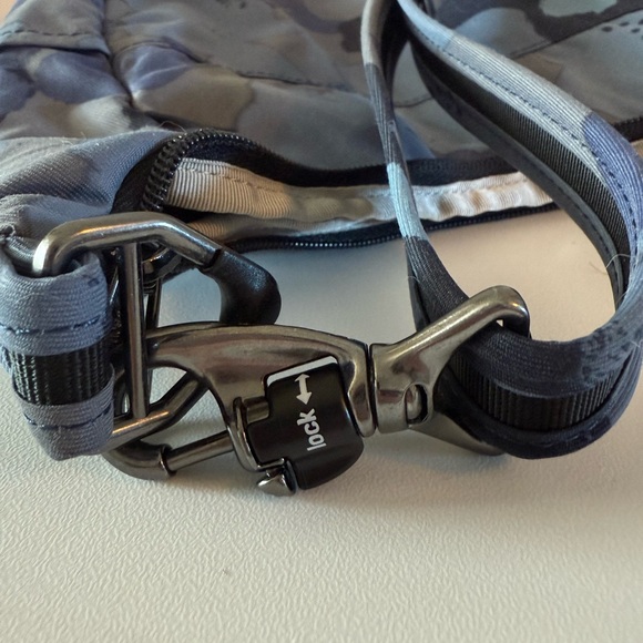 NWOT Pacsafe RFID BLOCKING Blue Grey Floral Crossbody/ Shoulder Bag security - Picture 3 of 6